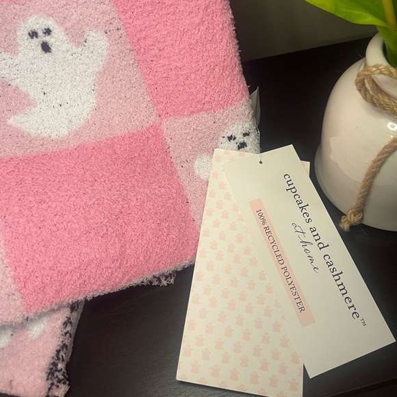 Viral Cupcakes & Cashmere pink checkered ghost Blanket - Picture 4 of 6